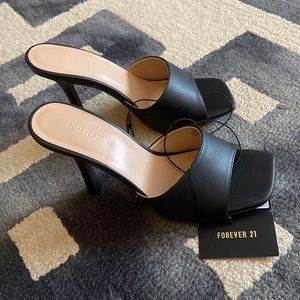 *NEVER WORN* classic black heels. Forever 21. Size 7.5 fit like 7. Don’t fit me!